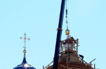 Установка главки и креста на строящуюся колокольню